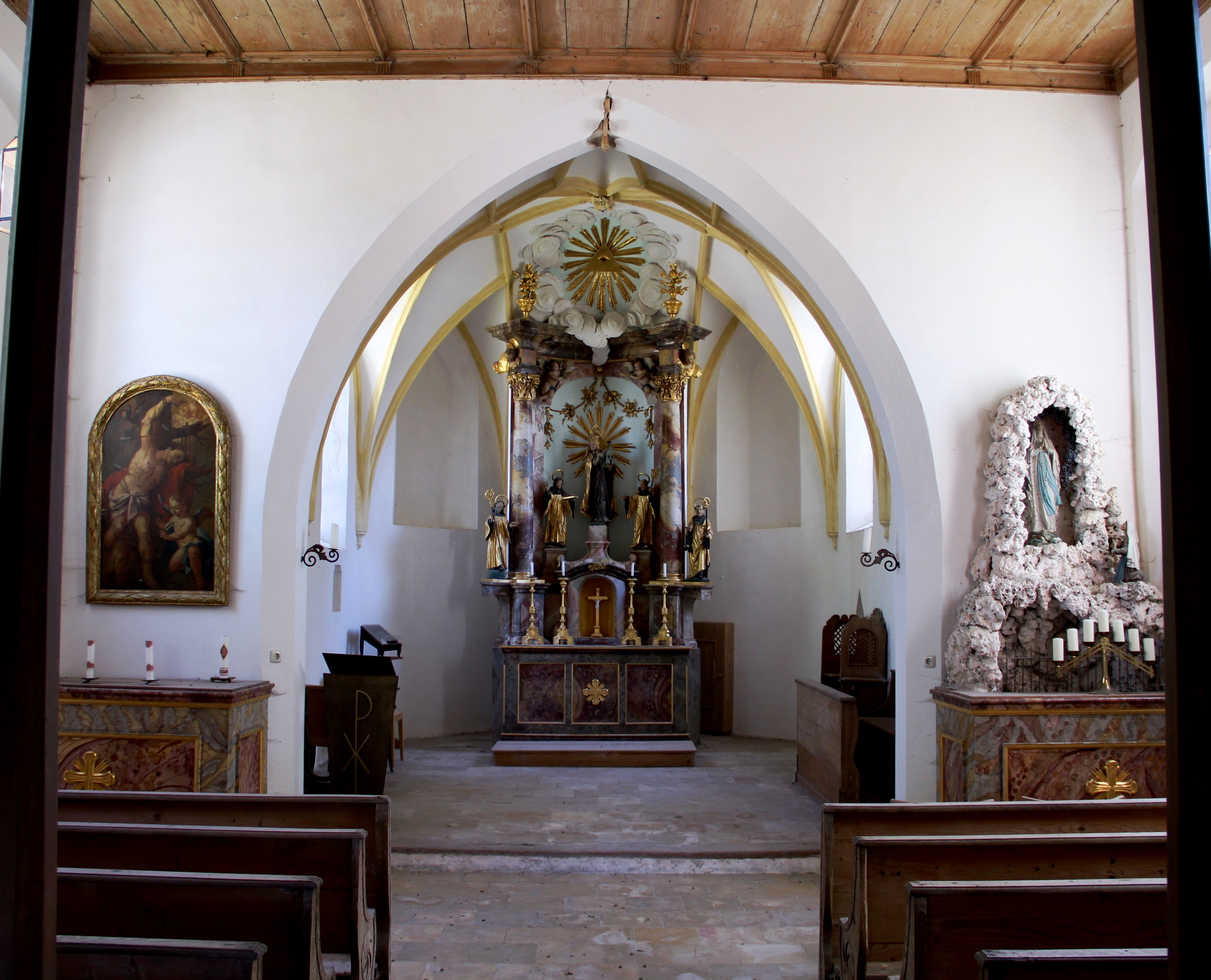 Hauptaltar in St. Wolfgang mit den beiden Seitenaltären